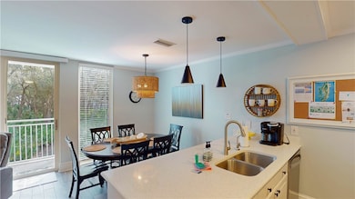 Kitchen & Dining