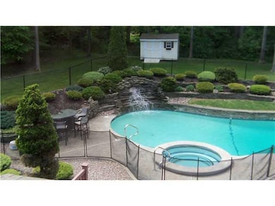 Swimming Pool/Hot Tub/Sauna. Inground pool with ho