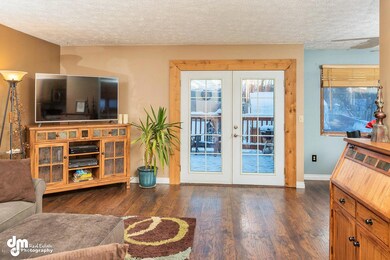 7751 Little Bend Circle-large-002-Living