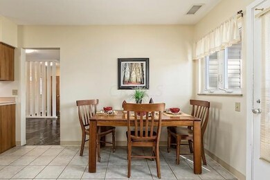 Kitchen Eating Area