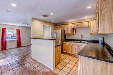 2905 E Lester St__059