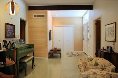 3386 Grove Pkwy, Columbus, IN 47203 - photo 5