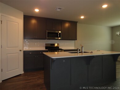 1900 E Tucson Place, Broken Arrow, OK 74014 - photo 2