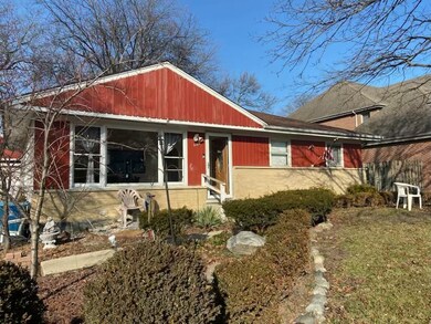 553 W Comstock Ave, Elmhurst, IL 60126 - photo 2