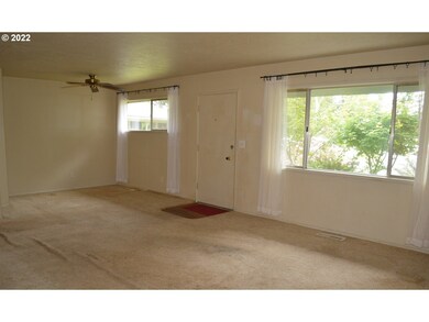 Living Room/Entrance