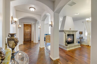 2415 E Desert Broom Pl-6