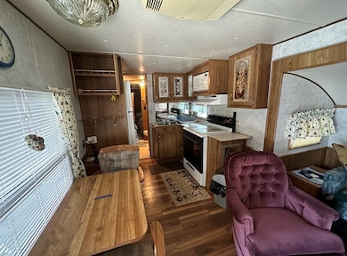 Kitchen & Dining Area