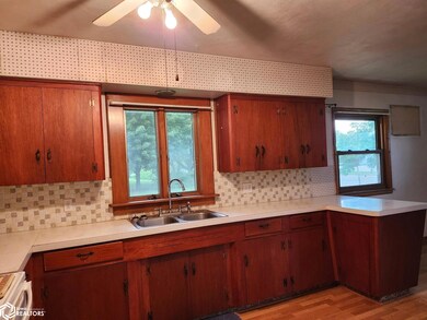 821 NE 2nd St, Eagle Grove, IA 50533 - photo 6