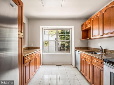 2308 Hunters Square Ct, Reston, VA 20191 - photo 7