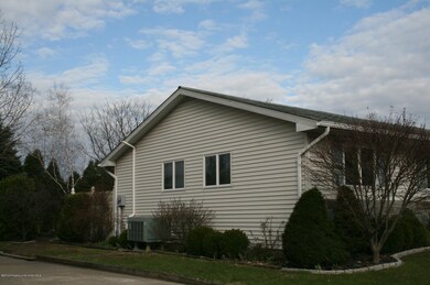 713 E Swinick Dr, Dunmore, PA 18512 - photo 2