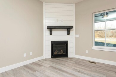 832 E Acacia