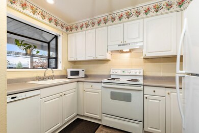 Kitchen w/new range hood