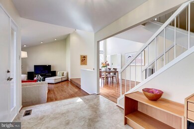 2609 Oakenshield Dr, Potomac, MD 20854 - photo 4