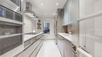 150 Burns St unit 2D, Forest Hills, NY 11375 - photo 3