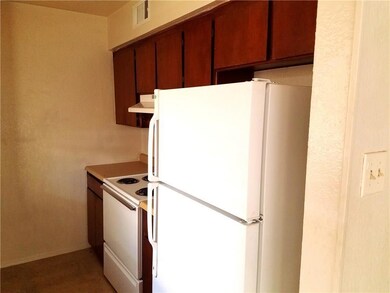 10701 Forest Ridge Ln unit B, El Paso, TX 79935 - photo 3