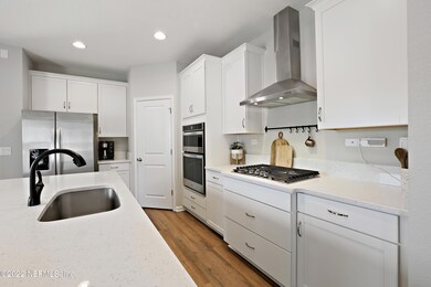 Gourmet Kitchen w GAS Cooktop!