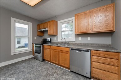 334 Hartford Ave, Des Moines, IA 50315 - photo 4