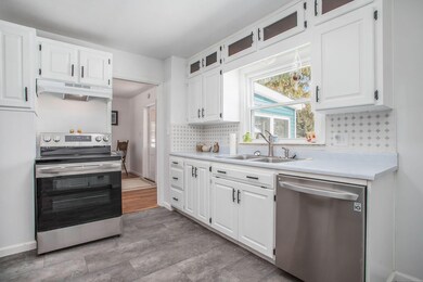 1 Grand Ave kitchen photo 3