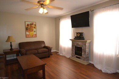 1041 Robbins St, Asheboro, NC 27203 - photo 3