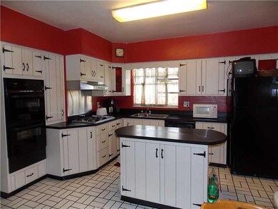 Kitchen. Fully equipped, large eat in kitchen with