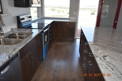 Kitchen w/ BFAST BAR