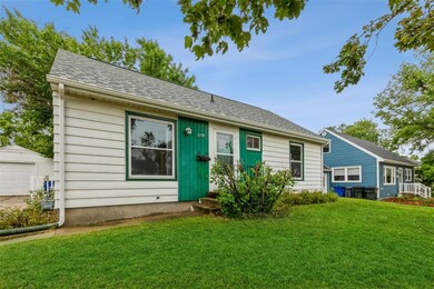 2198 Chandler St SW, Cedar Rapids, IA 52404 - photo 2