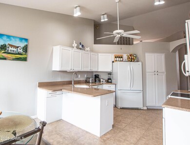 BRIGHT KITCHEN w/GRANITE COUNTER TOPS