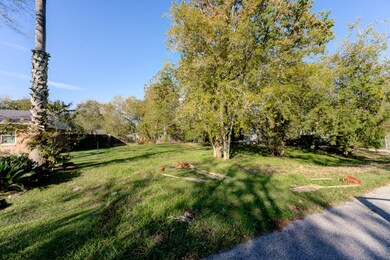 212 Woodward St, Alvin, TX 77511 - photo 3