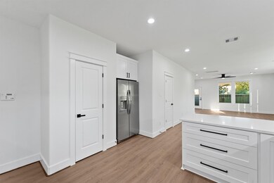 4208 Castor St unit A, Houston, TX 77022 - photo 5