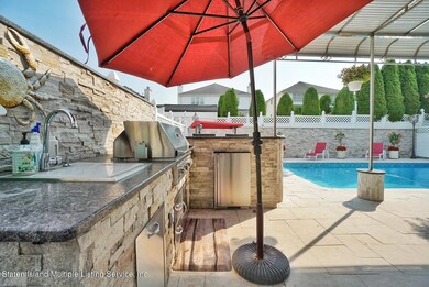 (7) BACKYARD OUTDOOR KITCHEN