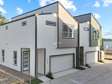 227 Noras Ln unit F, Houston, TX 77022 - photo 3