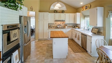 22551 Hickory Place, Santa Clarita, CA 91390 - photo 4