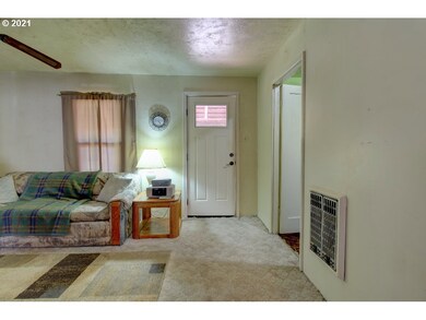 307 W 8th St, the Dalles, OR 97058 - photo 2