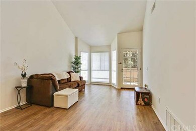 Light and cheerful living room with bay-window; op