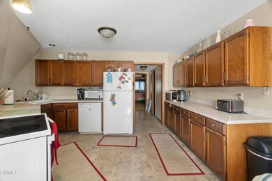 2213 Kitchen 1