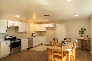 703 NE 10th St, Grants Pass, OR 97526 - photo 5