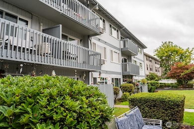 2005 Tibbetts Dr unit 305, Longview, WA 98632 - photo 2