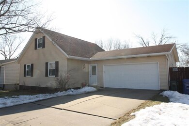 6402 Hillandale Rd, Davenport, IA 52806 - photo 2