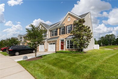 View of front facade featuring a front lawn and a
