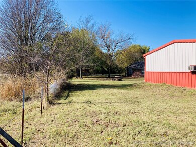 1107 S Thompson Ave, Cushing, OK 74023 - photo 4