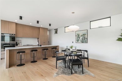 Hardwareless integrated cabinets