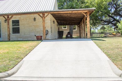 318 W Live Oak St, Fredericksburg, TX 78624 - photo 4