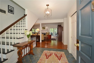 Very large tiled entry w/roomy coat closet & opens