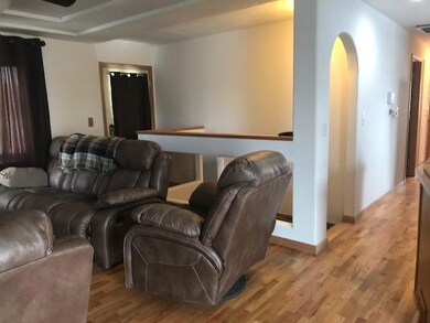 Living Room w/Front Entry<|><|>