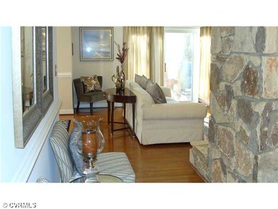 Interior Space/Layout - The view from the foyer lo