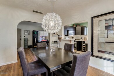 Lovely dining & kitchen