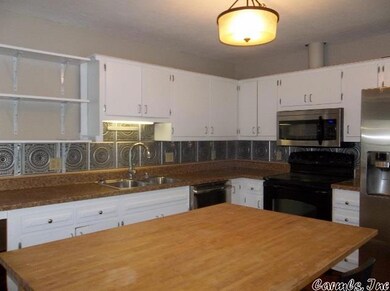 Kitchen Island w/Breakfast Bar!