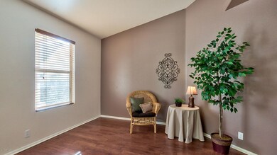09-3527 N Kashmir Mesa AZ 85215-Sitting