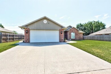 2407 Whispering Pine Blvd, Shawnee, OK 74804 - photo 4