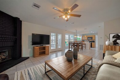 Huge living room for large furniture - Digitally s